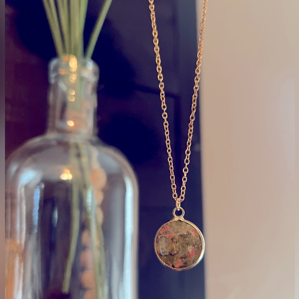 Beautiful and elegant. Green agate and gold pendant - 18”